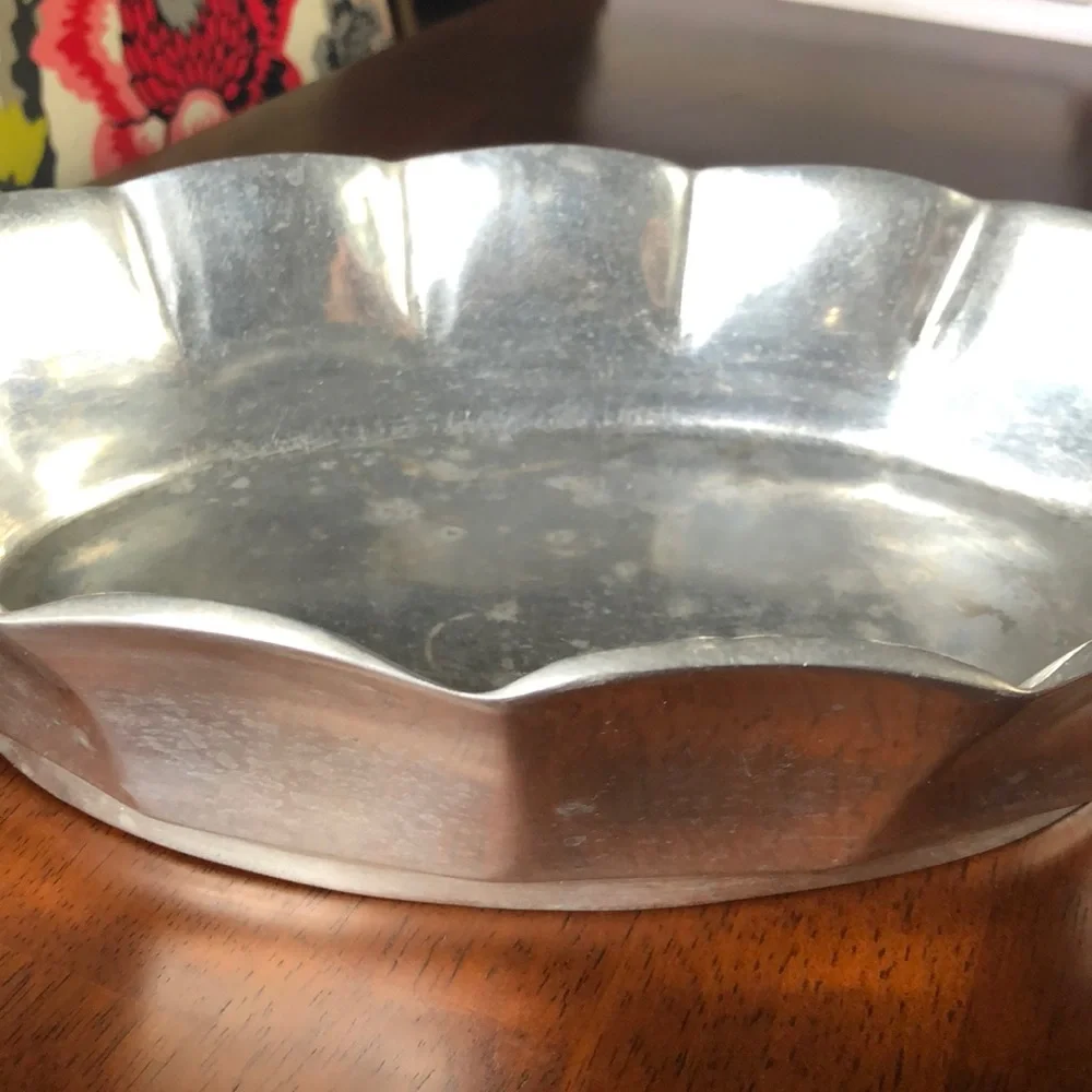 THREE HANDS CORP. METAL SERVING DISH WITH FLUTED EDGE